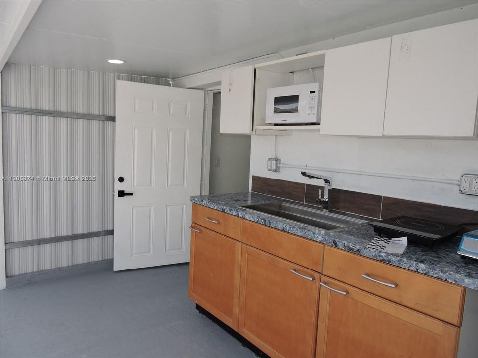 For Rent: $1,200 (1 beds, 1 baths, 400 Square Feet)