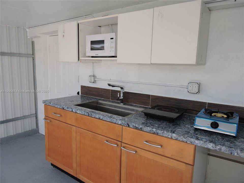 For Rent: $1,200 (1 beds, 1 baths, 400 Square Feet)