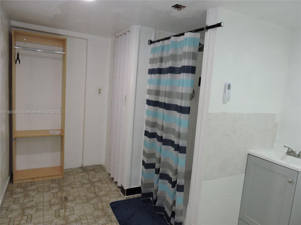 For Rent: $1,200 (1 beds, 1 baths, 400 Square Feet)