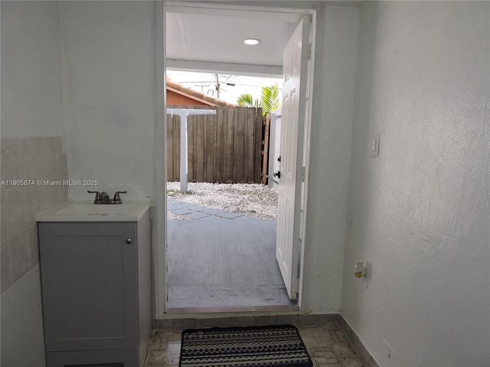 For Rent: $1,200 (1 beds, 1 baths, 400 Square Feet)