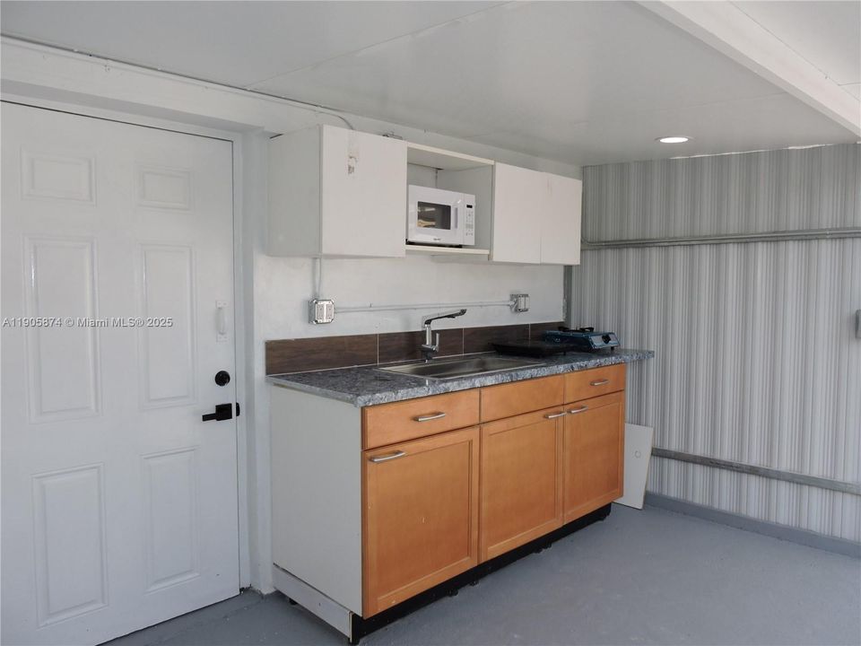 For Rent: $1,200 (1 beds, 1 baths, 400 Square Feet)