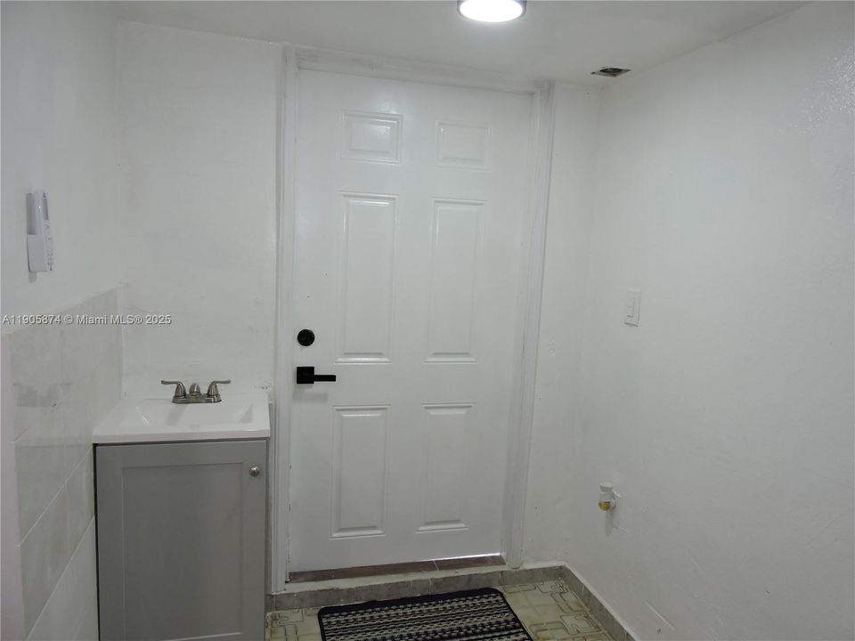 For Rent: $1,200 (1 beds, 1 baths, 400 Square Feet)