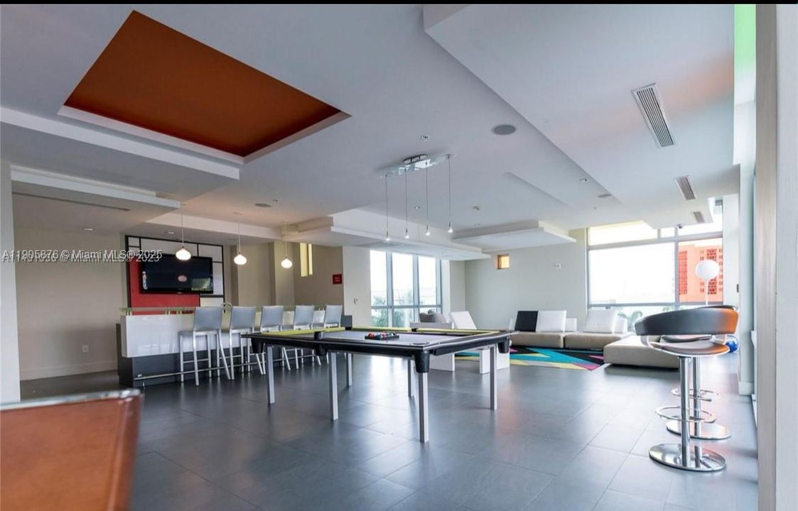 Под контрактом: $2,598 (1 спален, 1 ванн, 693 Квадратных фут)