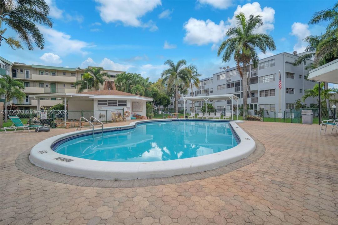 合同活跃: $1,500 (1 贝兹, 1 浴室, 732 平方英尺)