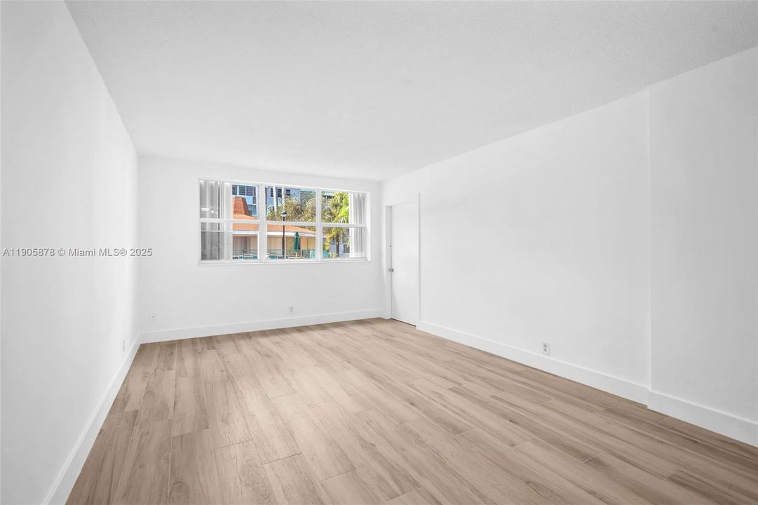 合同活跃: $1,500 (1 贝兹, 1 浴室, 732 平方英尺)