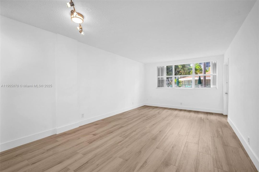 合同活跃: $1,500 (1 贝兹, 1 浴室, 732 平方英尺)