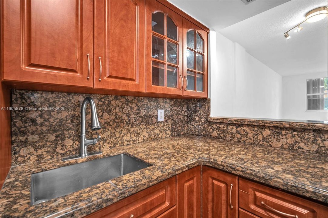 合同活跃: $1,500 (1 贝兹, 1 浴室, 732 平方英尺)