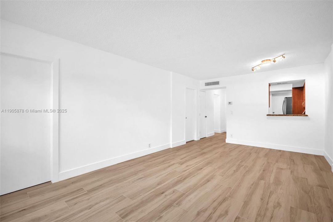 合同活跃: $1,500 (1 贝兹, 1 浴室, 732 平方英尺)