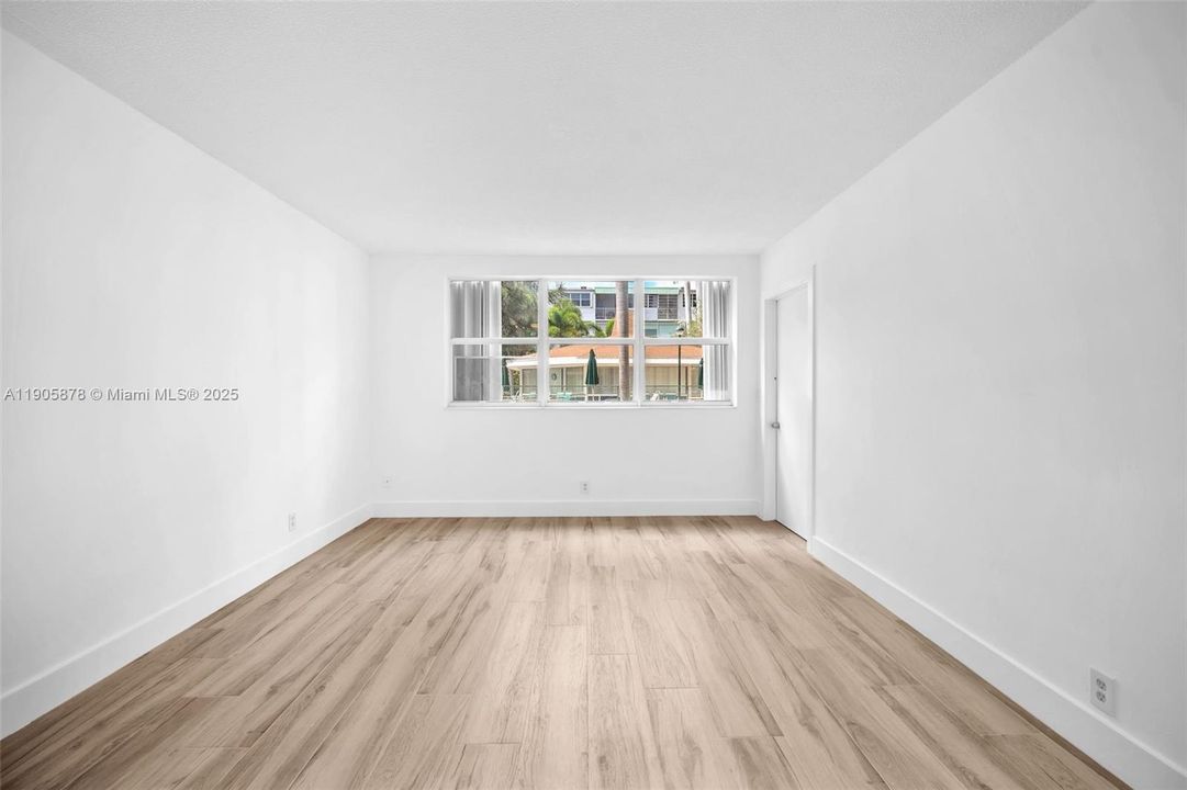 合同活跃: $1,500 (1 贝兹, 1 浴室, 732 平方英尺)