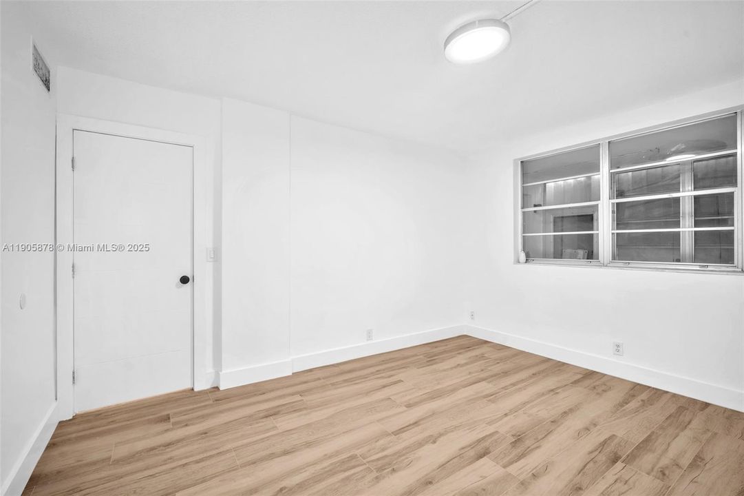 合同活跃: $1,500 (1 贝兹, 1 浴室, 732 平方英尺)