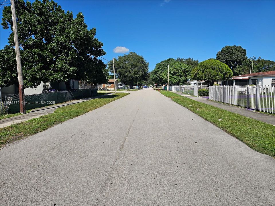 待售: $550,000 (4 贝兹, 2 浴室, 1232 平方英尺)