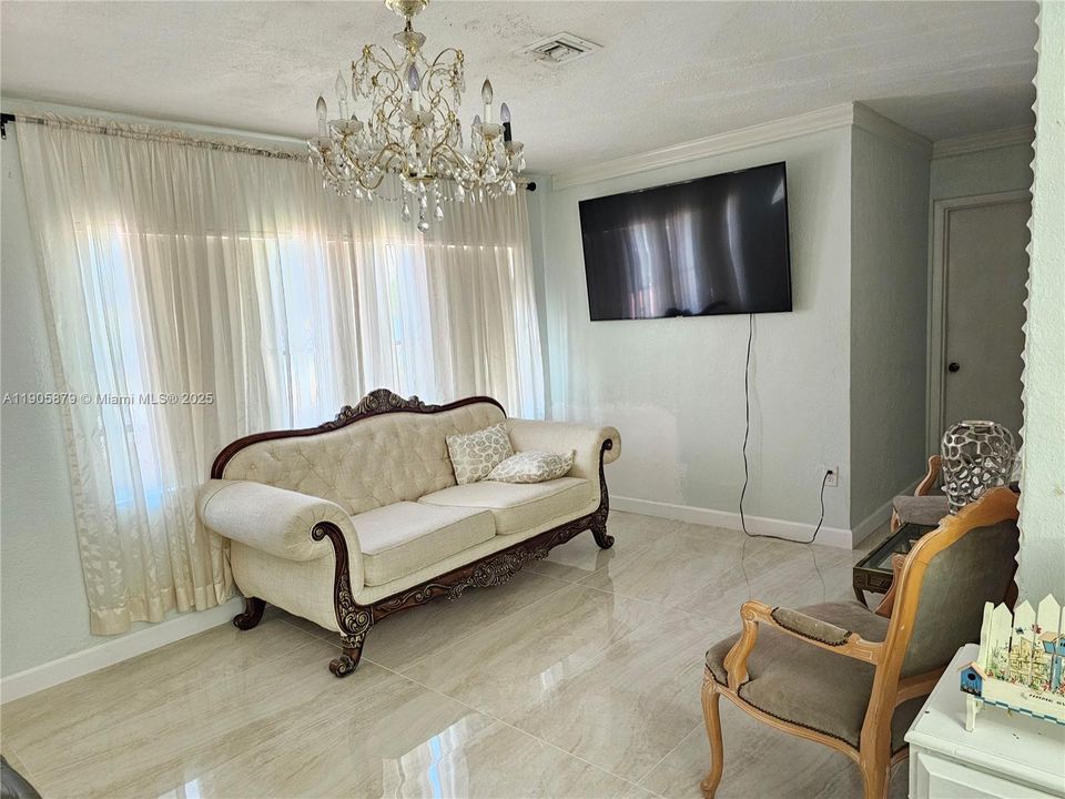 待售: $550,000 (4 贝兹, 2 浴室, 1232 平方英尺)