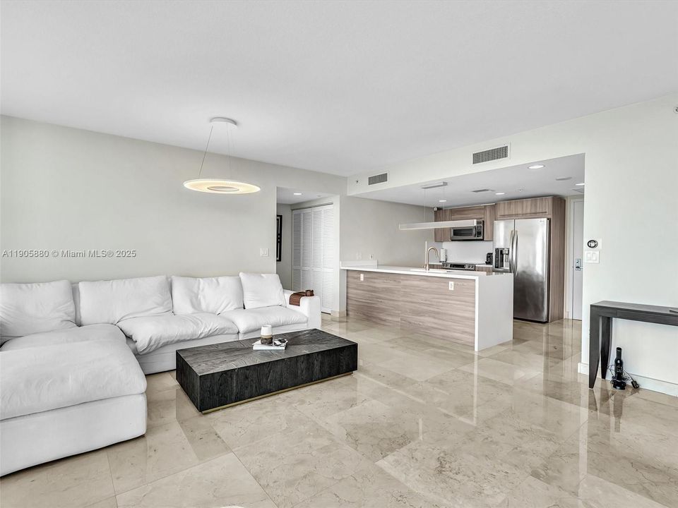 最近租的: $6,000 (2 贝兹, 2 浴室, 1237 平方英尺)