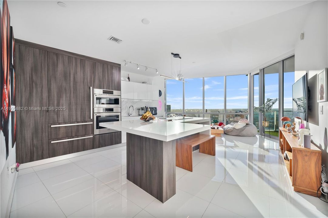 出租: $5,900 (1 贝兹, 2 浴室, 1185 平方英尺)