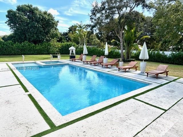 61 ft pool w spa 15 people