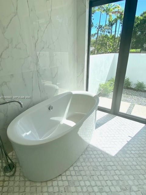 master soaking tub