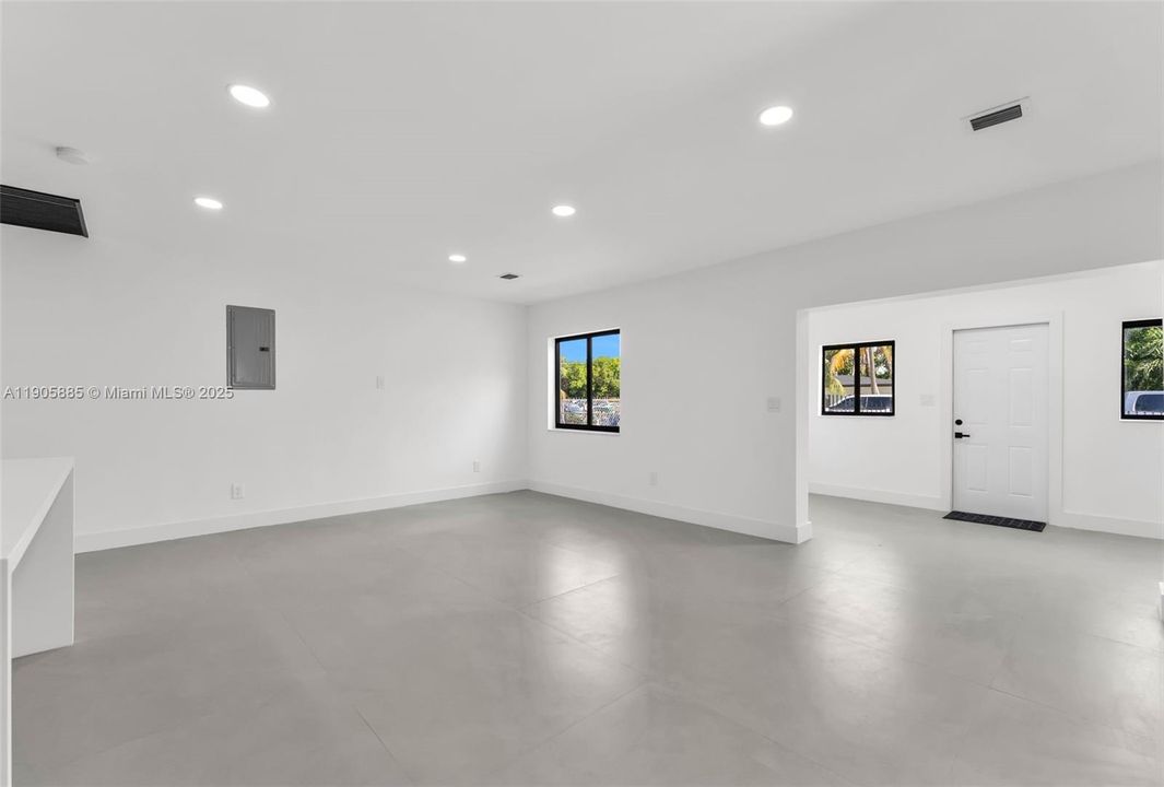 合同活跃: $599,000 (0 贝兹, 0 浴室, 1600 平方英尺)