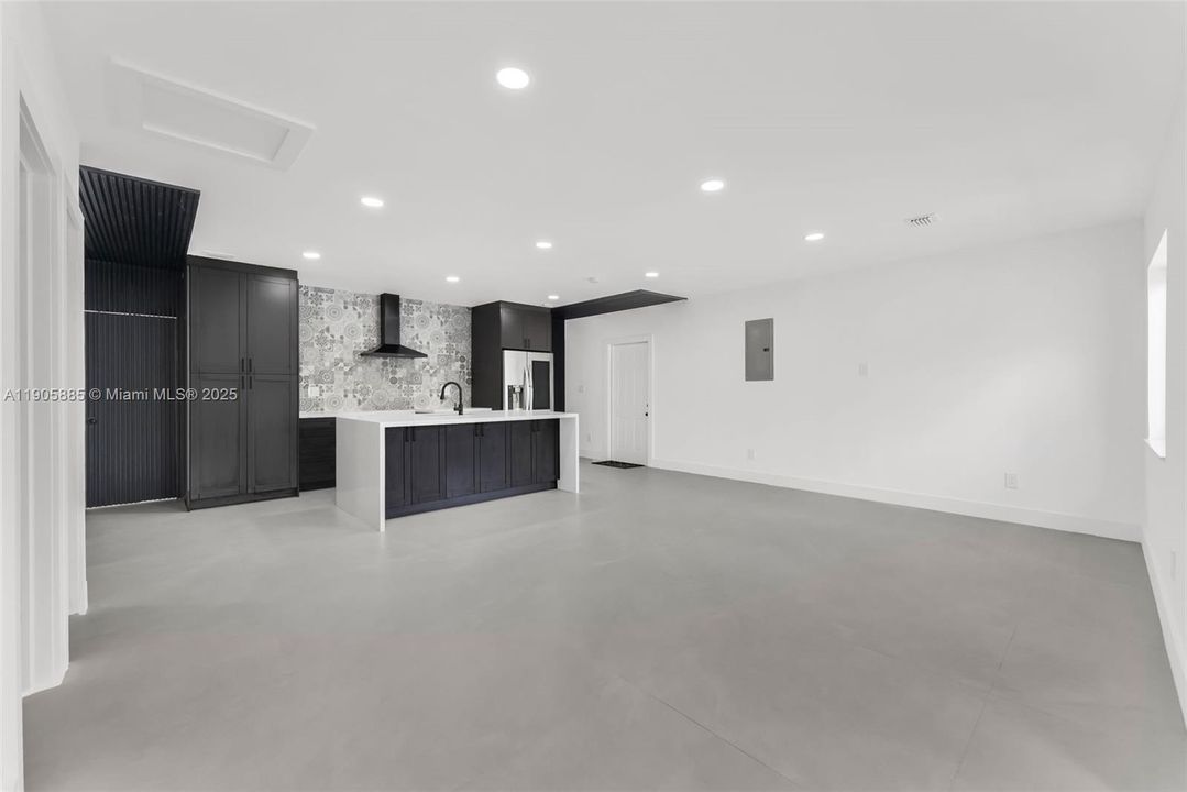 合同活跃: $599,000 (0 贝兹, 0 浴室, 1600 平方英尺)