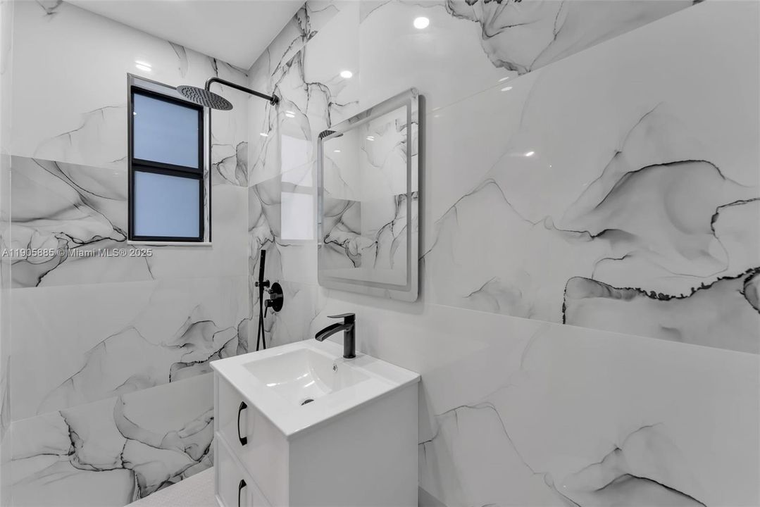 合同活跃: $599,000 (0 贝兹, 0 浴室, 1600 平方英尺)