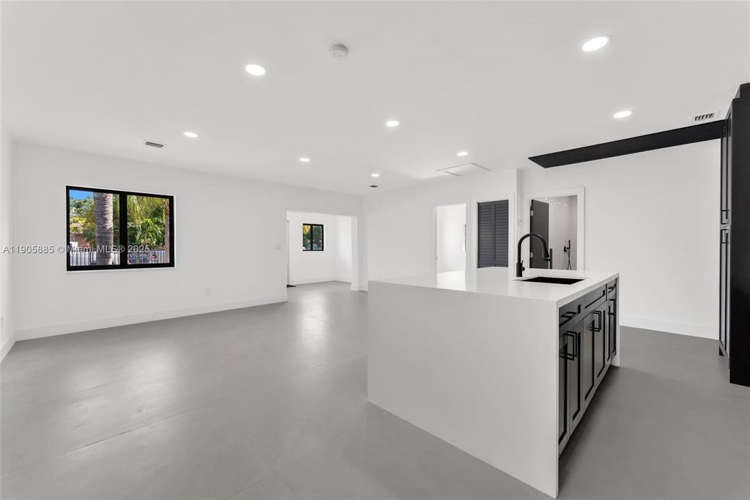 合同活跃: $599,000 (0 贝兹, 0 浴室, 1600 平方英尺)