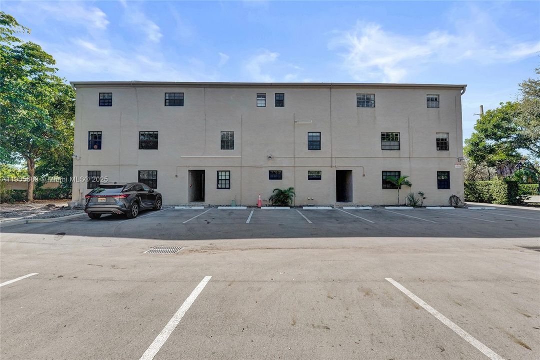 Active With Contract: $1,971 (2 beds, 1 baths, 732 Square Feet)