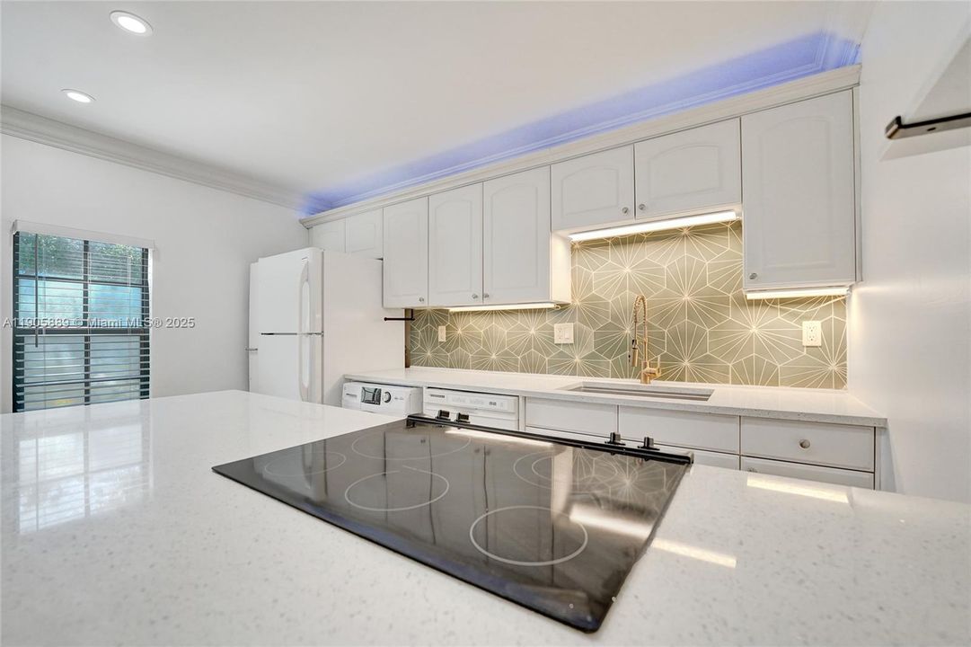 Active With Contract: $1,971 (2 beds, 1 baths, 732 Square Feet)