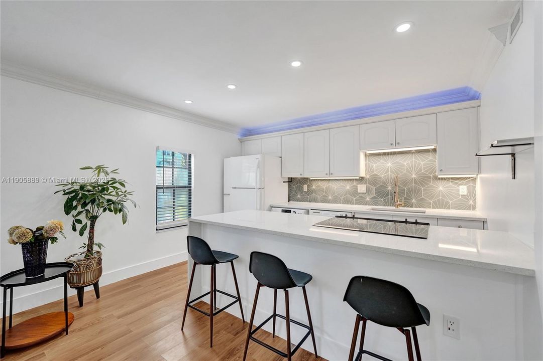 Active With Contract: $1,971 (2 beds, 1 baths, 732 Square Feet)