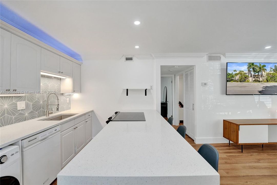 Active With Contract: $1,971 (2 beds, 1 baths, 732 Square Feet)