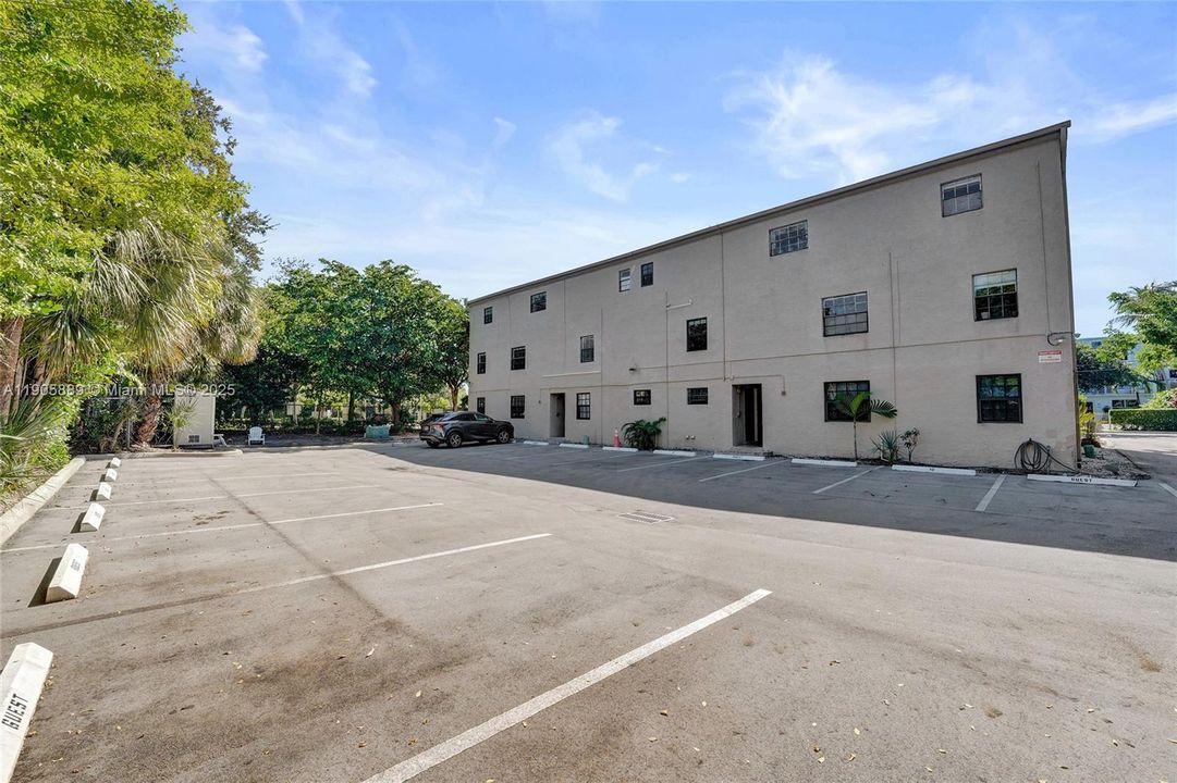 Active With Contract: $1,971 (2 beds, 1 baths, 732 Square Feet)