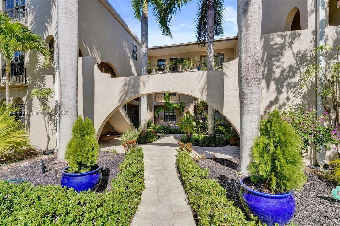 Active With Contract: $1,971 (2 beds, 1 baths, 732 Square Feet)