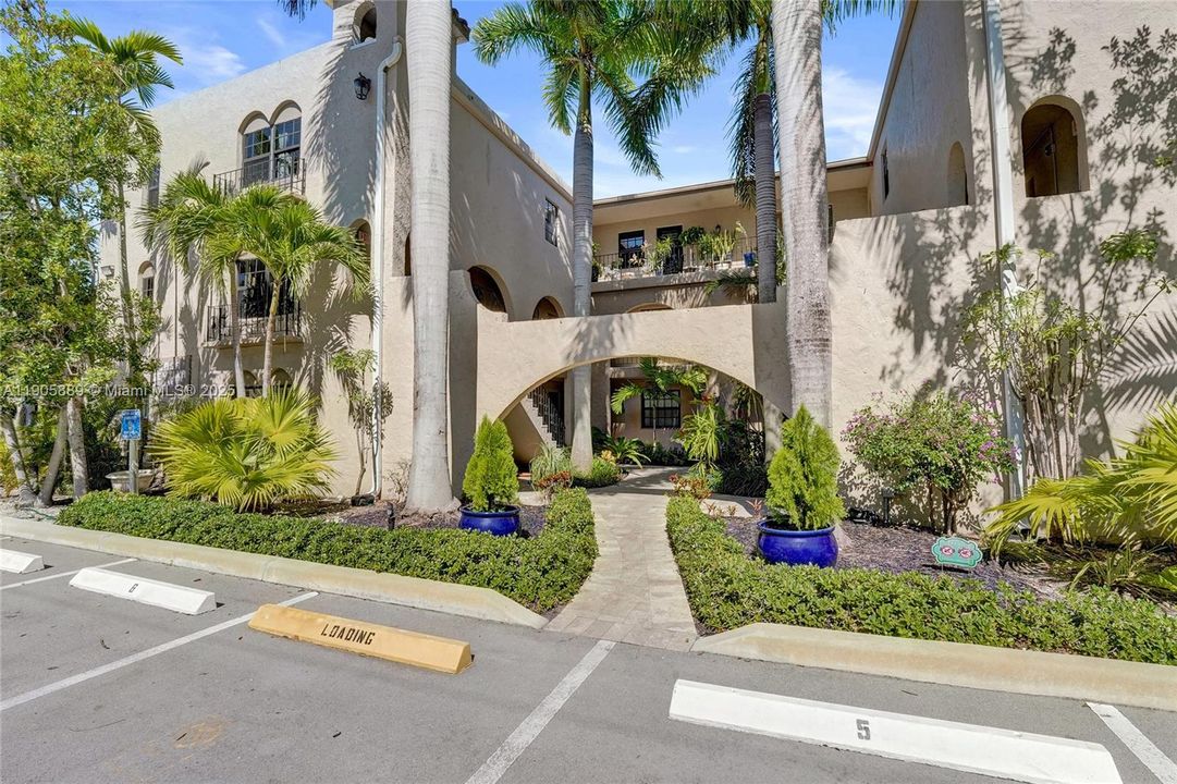 Active With Contract: $1,971 (2 beds, 1 baths, 732 Square Feet)