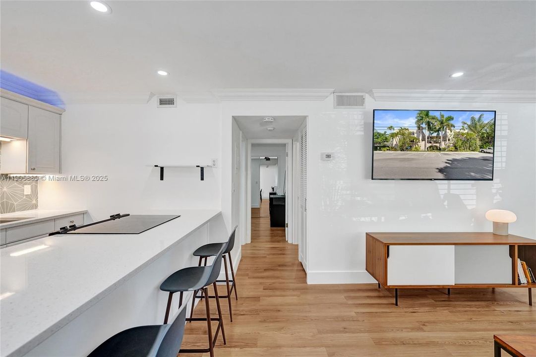 Active With Contract: $1,971 (2 beds, 1 baths, 732 Square Feet)