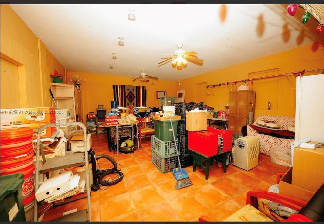 待售: $949,999 (2 贝兹, 1 浴室, 928 平方英尺)