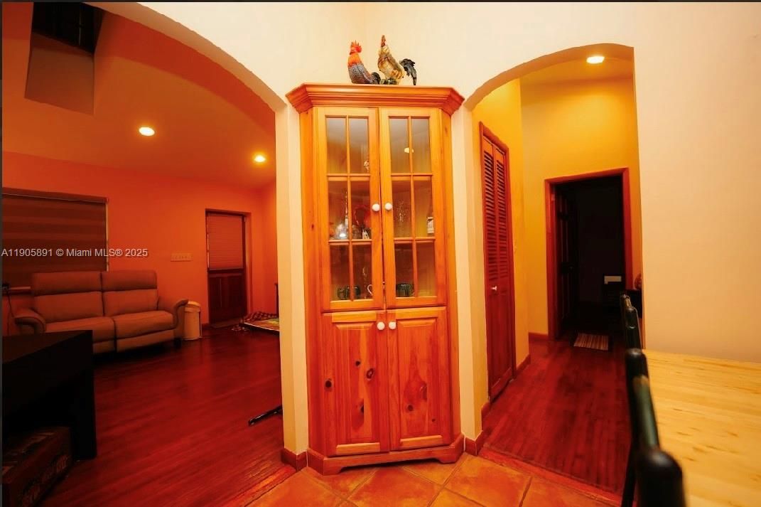 待售: $949,999 (2 贝兹, 1 浴室, 928 平方英尺)