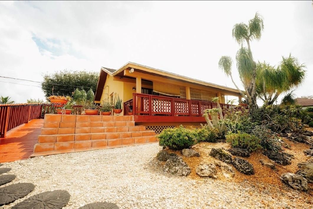 待售: $949,999 (2 贝兹, 1 浴室, 928 平方英尺)