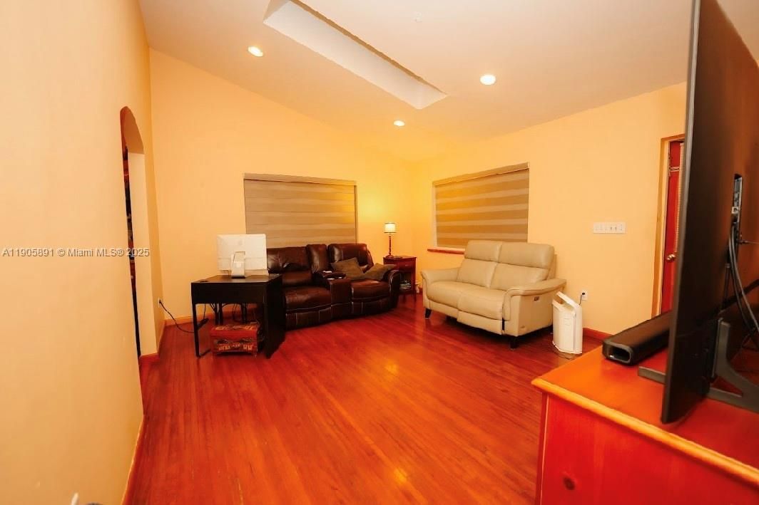 待售: $949,999 (2 贝兹, 1 浴室, 928 平方英尺)