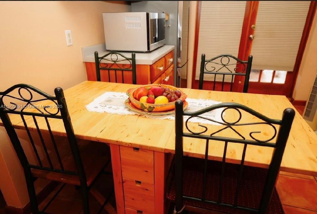 待售: $949,999 (2 贝兹, 1 浴室, 928 平方英尺)