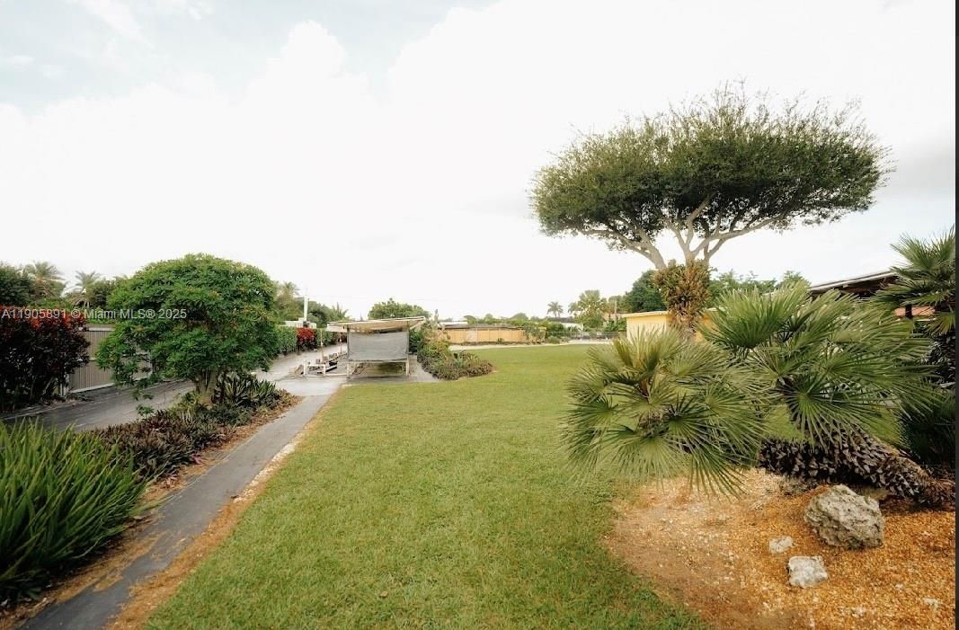 待售: $949,999 (2 贝兹, 1 浴室, 928 平方英尺)