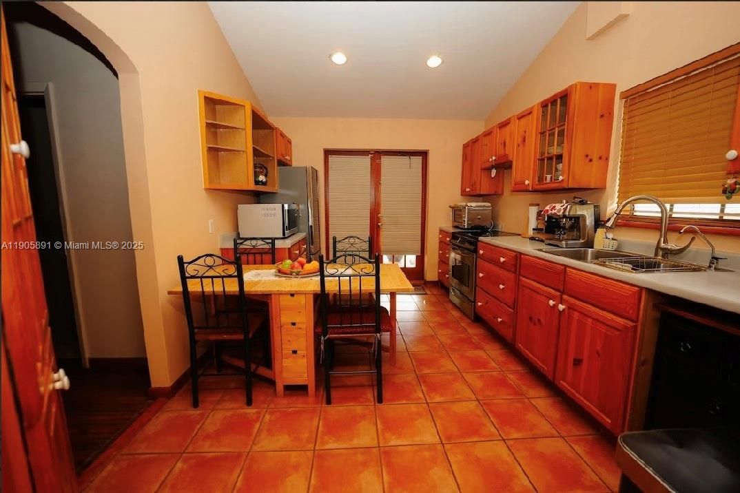 待售: $949,999 (2 贝兹, 1 浴室, 928 平方英尺)