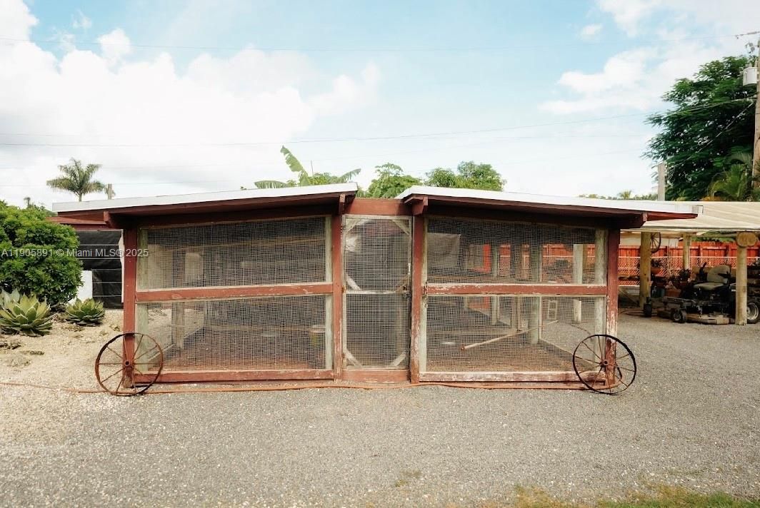 待售: $949,999 (2 贝兹, 1 浴室, 928 平方英尺)