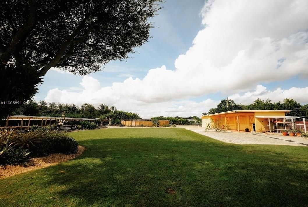 待售: $949,999 (2 贝兹, 1 浴室, 928 平方英尺)