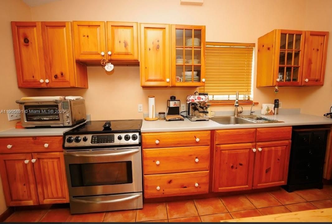 待售: $949,999 (2 贝兹, 1 浴室, 928 平方英尺)