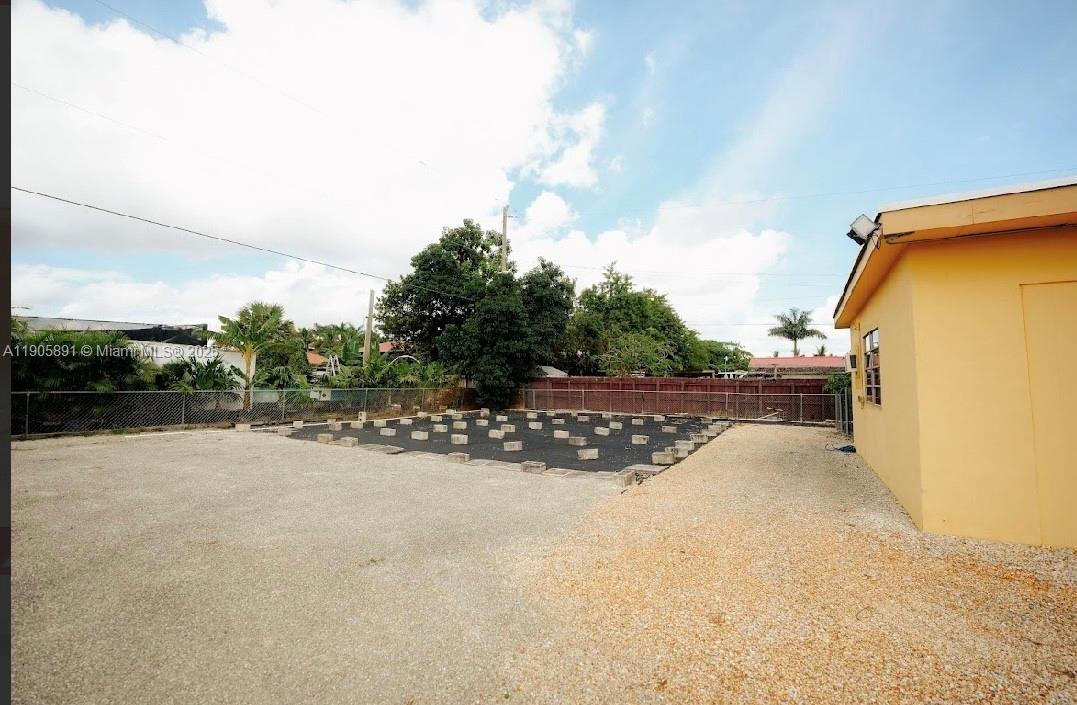 待售: $949,999 (2 贝兹, 1 浴室, 928 平方英尺)