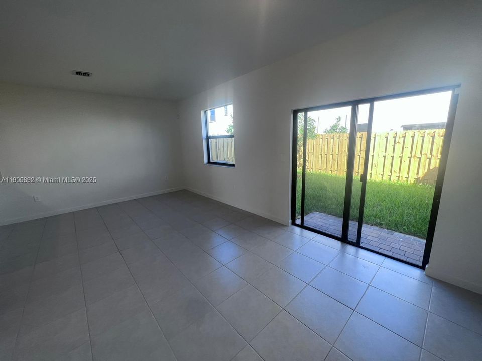 出租: $2,800 (4 贝兹, 2 浴室, 1828 平方英尺)