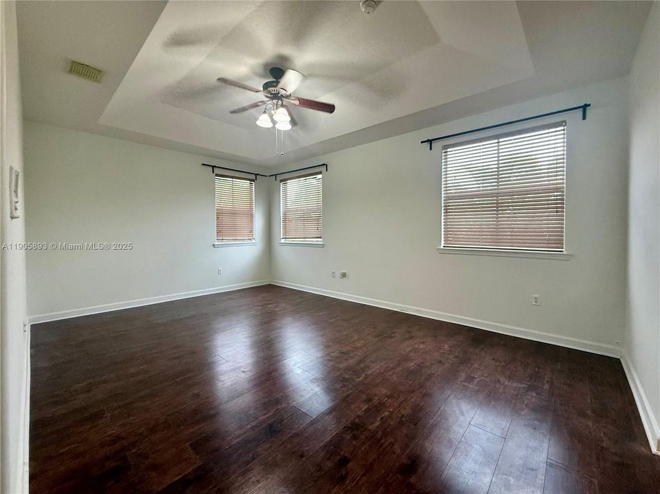 For Rent: $3,995 (5 beds, 3 baths, 2817 Square Feet)