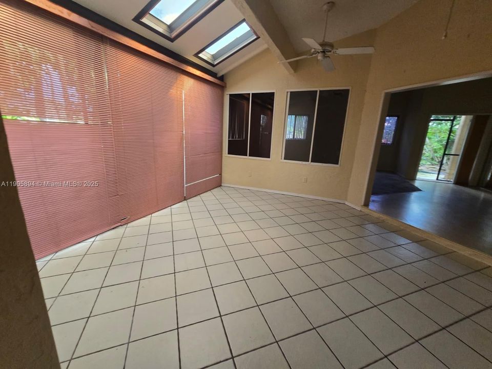 待售: $215,900 (2 贝兹, 2 浴室, 1589 平方英尺)