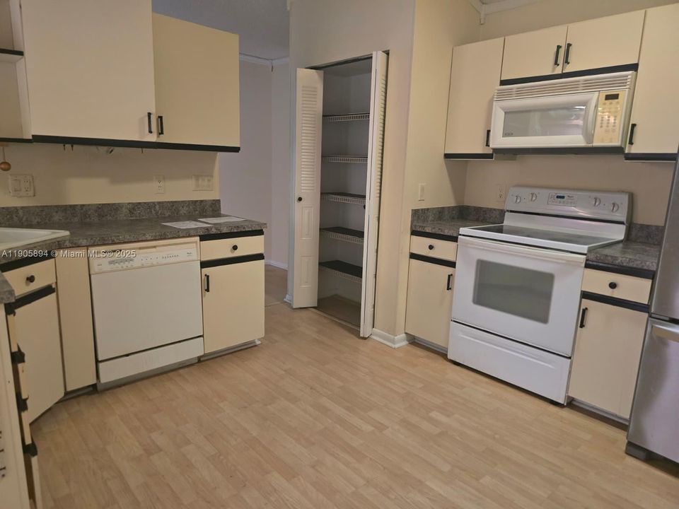 待售: $215,900 (2 贝兹, 2 浴室, 1589 平方英尺)