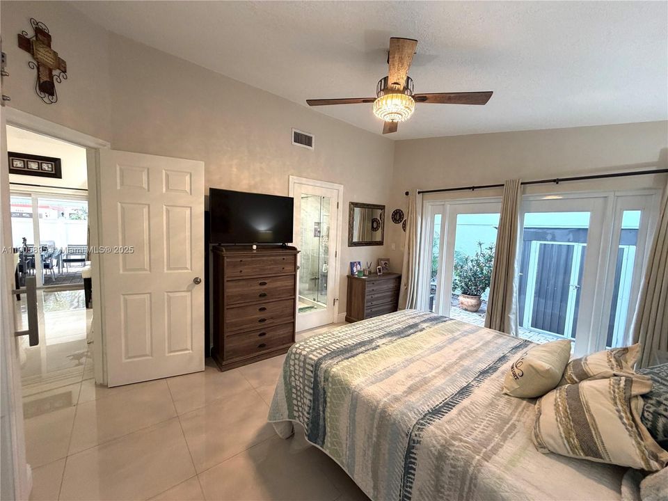 合同活跃: $614,900 (3 贝兹, 2 浴室, 1400 平方英尺)