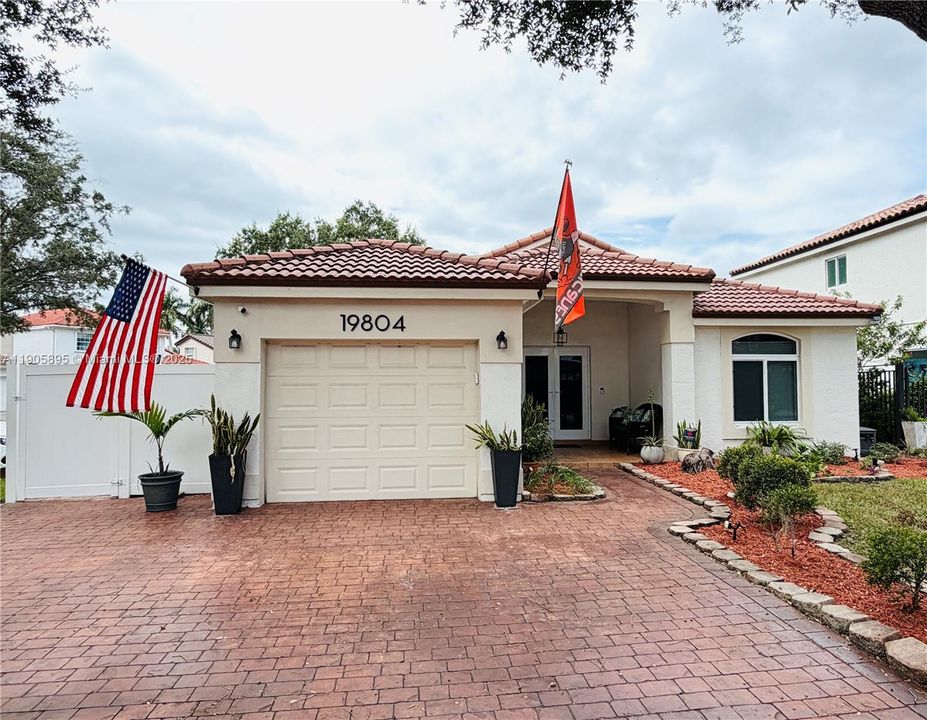 合同活跃: $614,900 (3 贝兹, 2 浴室, 1400 平方英尺)