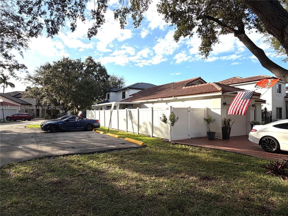 合同活跃: $614,900 (3 贝兹, 2 浴室, 1400 平方英尺)